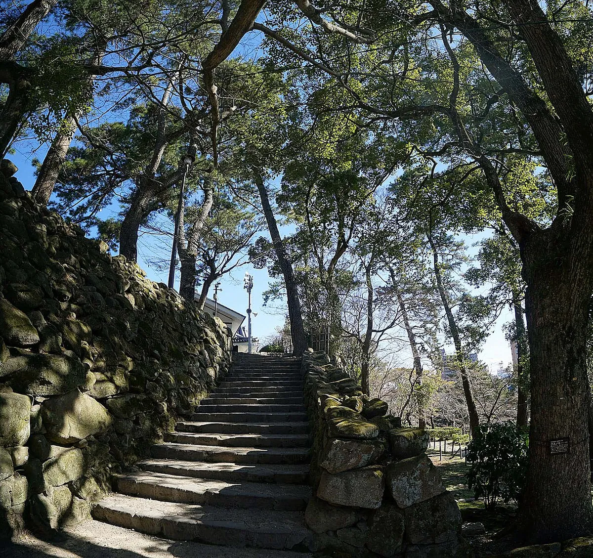 Okazaki Castle (岡崎城)
