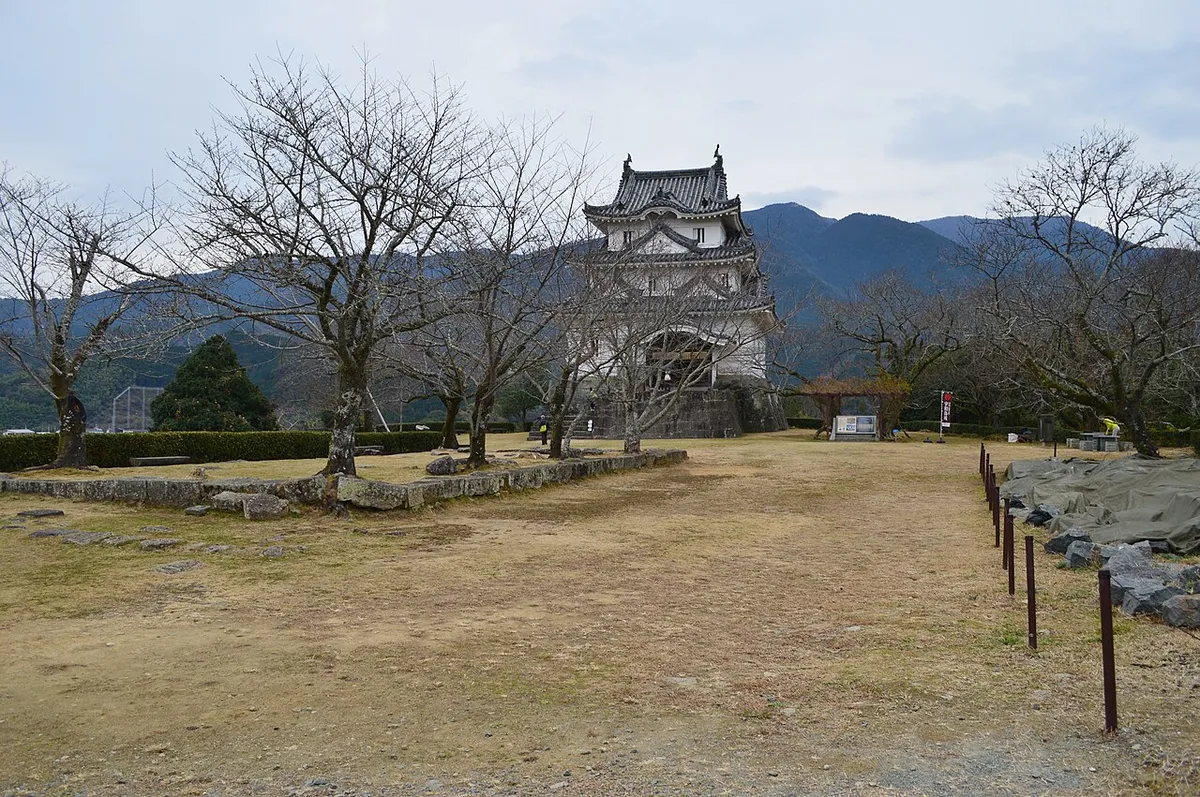Uwajima Castle (宇和島城)